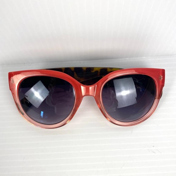 Steve Madden Ombre Salmon with Tortoise Shell Arms Sunglasses - Picture 7 of 7